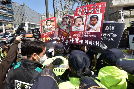 "정인이 양부모 엄벌하라"생후 16개월 정인이를 확대해 숨지게 한 혐의로 기소된 양부모에 대한 결심공판이 열린 14일 오후 서울 양천구 신월로 남부지법으로 정인이 양모를 태운 호송차량이 들어서자 시민단체 회원들이 양부모에 대한 엄벌을 외치고 있다. 사진=서동일 기자