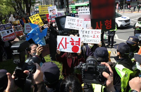 16개월 여아 '정인이'를 학대해 숨지게 한 혐의로 기소된 양부모에 대한 1심 결심공판이 열린 지난 14일 오후 서울 양천구 남부지법 앞에서 시민들이 강력한 처벌을 요구하는 피켓을 들고 있다. 뉴스1 제공