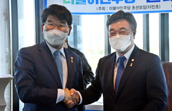 박완주(왼쪽), 윤호중 더불어민주당 원내대표 후보자. 뉴스1