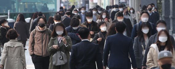 코로나19가 지속적인 확산세를 보이는 15일 서울 강남역 인근에서 시민들이 출근하고 있다. 2021.04.15. 사진=뉴시스화상