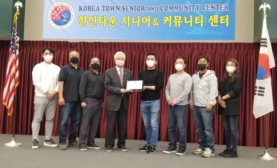 반도건설 미주법인 반도델라 관계자와 미구엘 산티아고 캘리포니아주 하원의원이 'LA 한인타운 시니어&커뮤니티 센터' 기부식 뒤 기념촬영을 하고 있다.