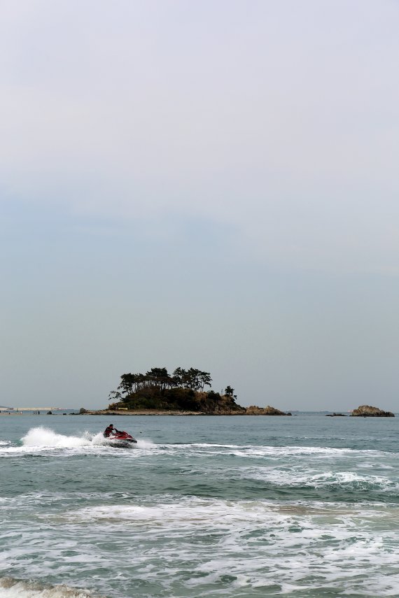 해돋이 명소로 알려진 간절곶 인근 진하해변에선 사시사철 윈드서핑을 즐길 수 있다. 사진=조용철 기자