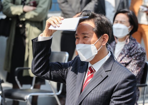 '오세훈표 거리두기' 1보 후퇴…노래방에서 학교·교회로?