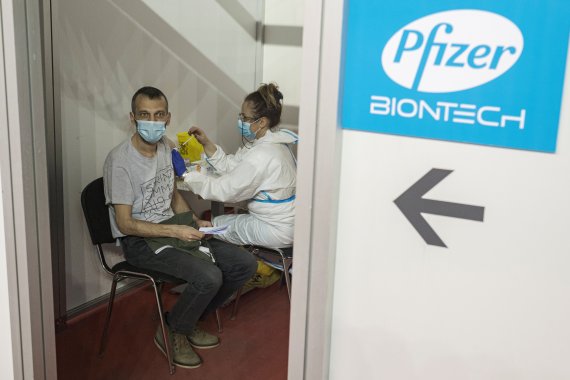 지난 13일(현지시간) 세르비아 베오그라드에서 한 시민이 화이자 코로나19 백신을 접종받고 있다.로이터뉴스1