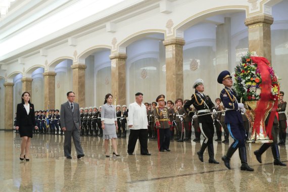 김정은, 부인 리설주 여사와 금수산태양궁전 참배