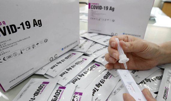 교원단체 "자가검사키트 도입, 학교방역 흔든다" 잇단 반대성명