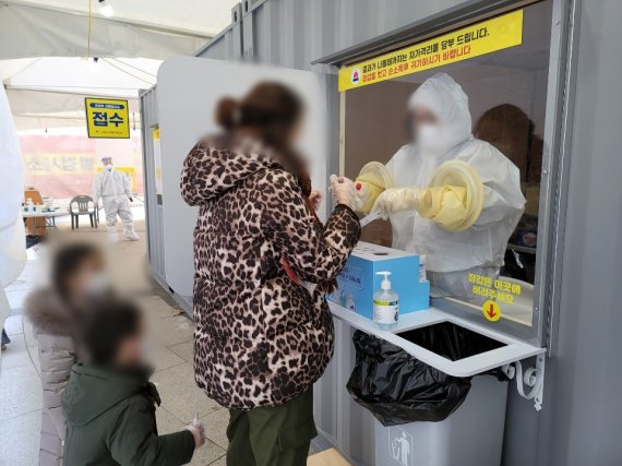 [수원=뉴시스] 박종대 기자= 경기도교육청 소속 보건교사 코로나19 의료봉사 참여 현장. (사진=경기도교육청 제공) 2021.1.24. pjd@newsis.com