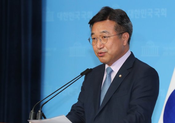 [서울=뉴시스] 장세영 기자 = 윤호중 더불어민주당 사무총장이 23일 서울 여의도 국회 소통관에서 오거돈 부산시장 성추행 사건 관련 기자회견을 열고 국민께 사과 발언을 하고 있다. 2020.04.23. photothink@newsis.com