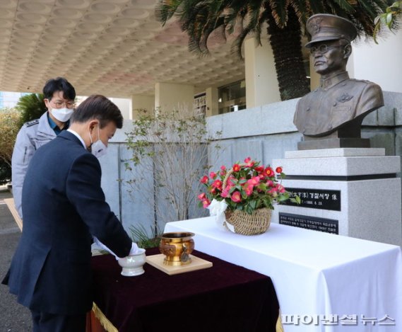 김원웅 광복회장이 제주경찰청을 방문해 고 문형순 서장 흉상에 헌화하고 있다.