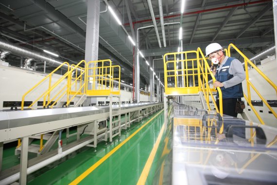 지난 14일 포스코케미칼 직원이 광양 양극재 공장 내부에서 설치된 하이니켈 NCM 양극재 생산 라인을 점검하고 있다. 포스코케미칼 제공.