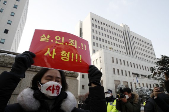 서울 양천구 서울남부지검 앞에서 대한아동학대방지협회 관계자들이 엄벌을 촉구하고 있다. 뉴스1