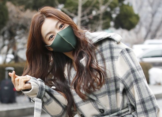배우 이채영이 18일 서울 여의도 KBS 별관에서 열린 KBS 2TV 일일 드라마 ‘비밀의 남자’ 녹화를 위해 출근을 하며 인사를 하고 있다. 2021.1.18/뉴스1 © News1 권현진 기자