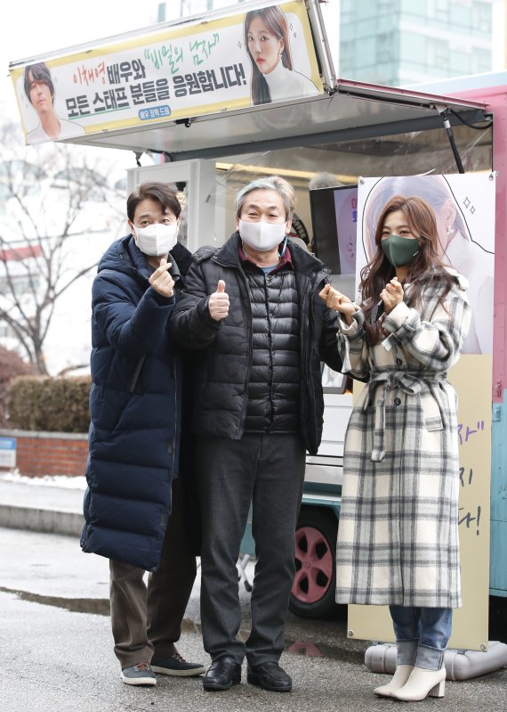 배우 이명호(왼쪽부터), 배도환, 이채영이 18일 오후 서울 여의도 KBS별관에서 진행되는 '비밀의 남자' 녹화에 참석하며 장혁이 보낸 커피차 앞에서 포즈를 취하고 있다. 2021.1.18/뉴스1 © News1 권현진 기자