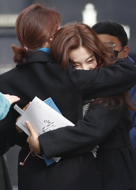 배우 이채영(오른쪽)이 11일 서울 여의도 KBS 별관에서 열린 KBS 2TV 일일 드라마 ‘비밀의 남자’ 녹화 중간 휴식 시간을 틈타 지인들과 인사를 나누고 있다. 2021.1.11./뉴스1 © News1 권현진 기자