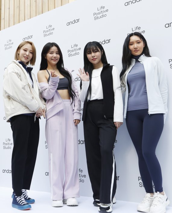 그룹 마마무(MAMAMOO)의 문별(왼쪽부터), 솔라, 휘인, 화사가 19일 오후 서울 종로구 소격동의 한 스튜디오에서 열린 포토 행사에 참석해 포즈를 취하고 있다. 2020,10,19/뉴스1 © News1 권현진 기자