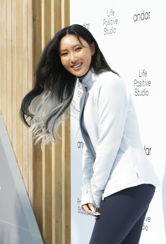 그룹 마마무(MAMAMOO)의 화사가 19일 오후 서울 종로구 소격동의 한 스튜디오에서 열린 포토 항사에 참석해 미소를 짓고 있다. 2020,10,19/뉴스1 © News1 권현진 기자