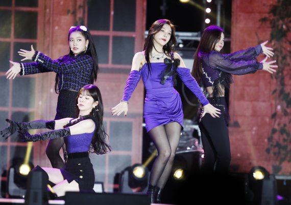 레드벨벳(Red Velvet) 조이(가운데)가 18일 서울 강남구 코엑스에서 열린 ‘온택트 2020 강남페스티벌 영동대로 K-POP 콘서트(이하 영동대로 K-POP 콘서트)’에 출연해 안구정화 공연을 펼치고 있다. 2020.10.18/뉴스1 © News1 권현진 기자