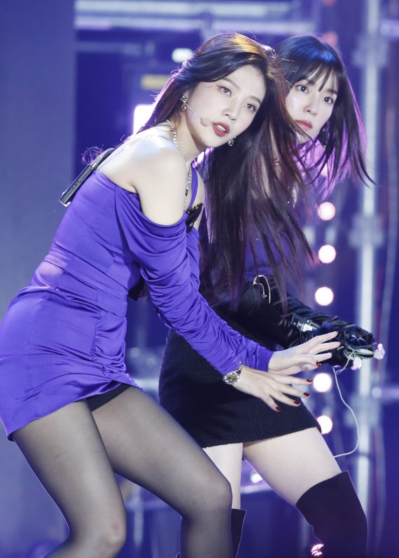 레드벨벳(Red Velvet) 조이, 아이린(오른쪽)이 18일 서울 강남구 코엑스에서 열린 ‘온택트 2020 강남페스티벌 영동대로 K-POP 콘서트(이하 영동대로 K-POP 콘서트)’에 출연해 급이다른 무대를 선보이고 있다. 2020.10.18/뉴스1 © News1 권현진 기자
