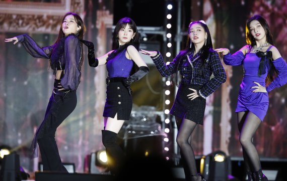 레드벨벳(Red Velvet) 슬기(왼쪽부터), 아이린, 예리, 조이가 18일 서울 강남구 코엑스에서 열린 ‘온택트 2020 강남페스티벌 영동대로 K-POP 콘서트(이하 영동대로 K-POP 콘서트)’에 출연해 화려한 공연을 선보이고 있다. 2020.10.18/뉴스1 © News1 권현진 기자