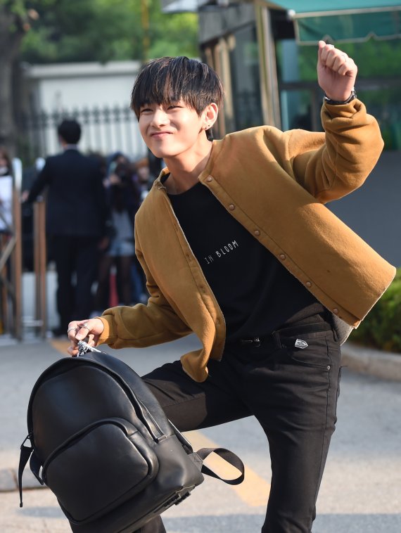 '깨방정 댄스' 방탄소년단 뷔가 1일 오전 서울 여의도 KBS 신관 공개홀에서 열린 KBS 2TV '뮤직뱅크'(이하 뮤뱅) 리허설에 참석하기 위해 방송국으로 들어서며 깨방정 댄스를 선보이고 있다. 2015.5.15 © News1 권현진 기자