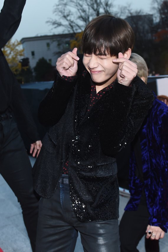 '살인 애교' 방탄소년단 뷔가 16일 오후 서울 경희대학교 평화의전당에서 열린 '2016 아시아 아티스트 어워즈(Asia Artist Awards / 이하 AAA)’ 시상식에 참석하기 위해 레드카펫을 밟고 있다. 2016.11.16 © News1 권현진 기자