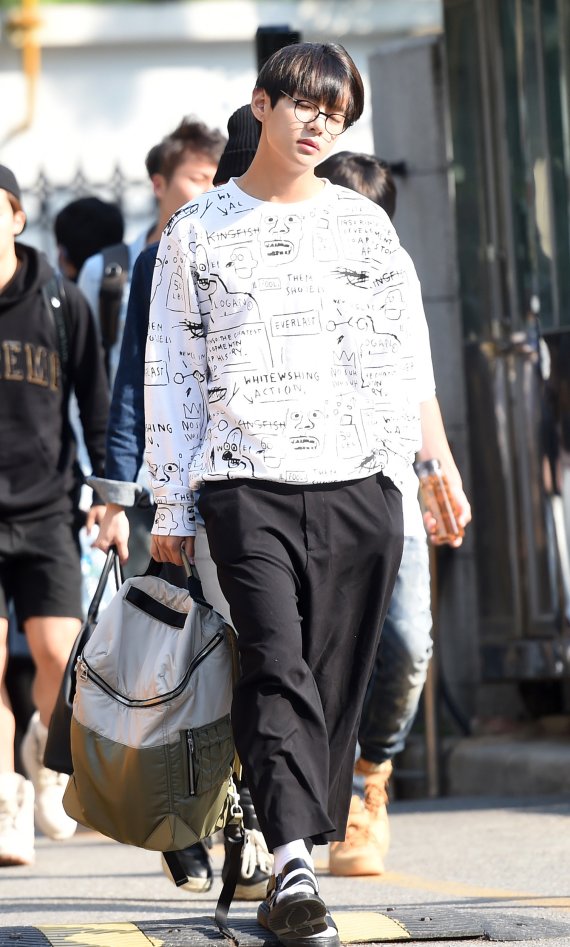 '바쁜 스케줄에 너무 졸려요.' 방탄소년단 뷔가 22일 오전 서울 여의도 KBS 신관 공개홀에서 열린 KBS 2TV '뮤직뱅크'(이하 뮤뱅) 리허설을을 하기 위해 방송국으로 들어서고 있다. 2015.5.22© News1 권현진 기자