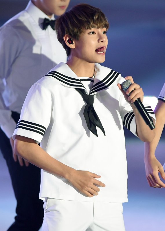 '소녀팬심 난리나게 하는 마린보이' 방탄소년단 뷔가 3일 오후 경기도 고양어울림누리 아이스링크에서 열린 KBS 국민대합창 '나는 대한민국' 연아의 깜짝 이벤트에 출연해 축하공연을 펼치고 있다. 2015.7.3 © News1 권현진 기자