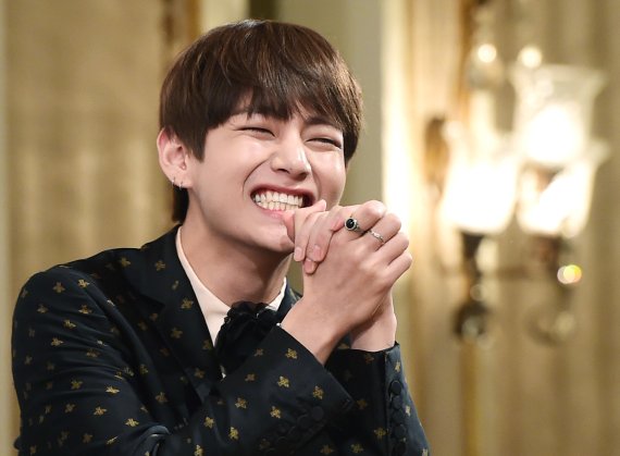 '연기자 데뷔합니다' 방탄소년단 뷔(김태형)가 16일 오후 서울 논현동 임피리얼팰리스호텔에서 열린 KBS2 월화드라마 ‘화랑’ 제작발표회에 참석해 깨알 미소를 짓고 있다. 2016.12.16 © News1 권현진 기자