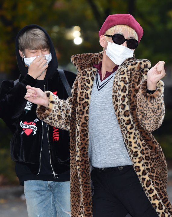 '난 섹시 큐티 러블리' 방탄소년단(BTS) 뷔가 4일 오전 서울 여의도 KBS 신관 공개홀에서 열린 KBS2 '뮤직뱅크'(뮤뱅) 리허설을 하기 위해 들어서며 막춤을 선보이고 있다. 옆에 있는 지민(왼쪽)은 이런 뷔의 댄스를 보며 웃음보를 터트리고 있다. 2016.11.4© News1 권현진 기자