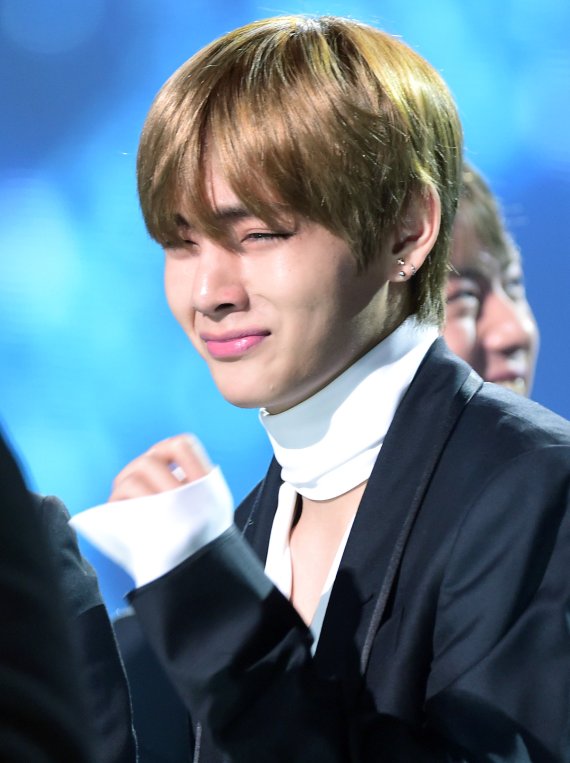 '연기자의 눈물이란 이런 것' 방탄소년단 뷔가 22일 오후 서울 잠실 실내체육관에서 열린 ‘제6회 가온차트 뮤직 어워즈’에 참석해 손성득 씨가 안무가 상을 받자 축하의 눈물 연기를 펼치고 있다. 2017.2.22/뉴스1 © News1 권현진 기자