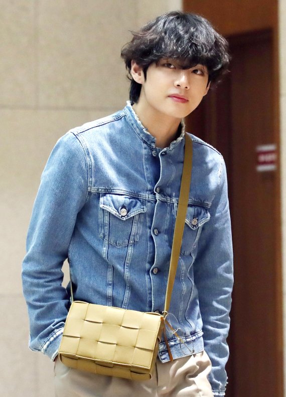 '멍뭉미 넘치는푸들헤어' 방탄소년단(BTS) 뷔가 15일 일본 일정을 마치고 김포비즈니스항공센터를 통해 입국하고 있다. 2019.12.15/뉴스1 © News1 권현진 기자