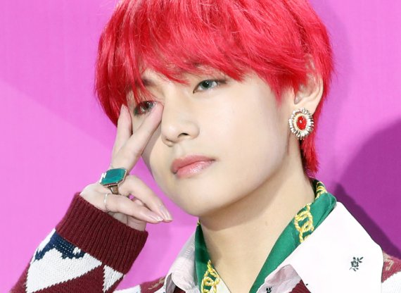 '내가 바로 '세계 1위 미남' 방탄소년단(BTS) 뷔가 1일 오후 서울 고척돔에서 열린 ‘2018 멜론뮤직어워드’ 레드카펫 행사에 참석해 포즈를 취하고 있다. 2018.12.1./뉴스1 © News1 권현진 기자