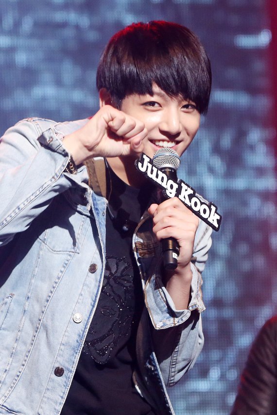 '황금막내의 꽃애교 뿌잉뿌잉' 그룹 방탄소년단 정국이 19일 오후 서울 용산구 블루스퀘어 삼성카드홀에서 열린 첫 정규앨범 DARK & WILD 쇼 케이스에서 애교를 선보이고 있다. 2014.8.19 스타뉴스/뉴스1 © News1 권현진 기자