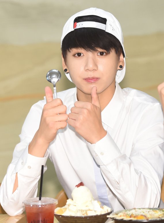 '밥 주세요' 방탄소년단 정국이 12일 낮12시 서울 상암동 설빙에서 열린 중국 상하이 미디어그룹(SMG)에서 방영하는 ‘한위싱동타이’(韓娛星動態, 연출 김영익/ MC 플레이제이) 방송에 출연해 엄지를 치켜들고 있다. 2015.6.12/뉴스1 © News1 권현진 기자