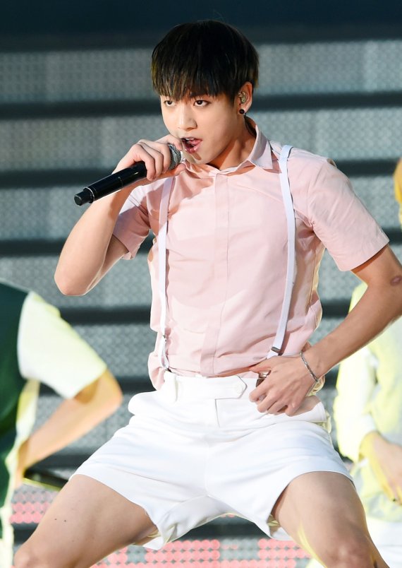 '카리스마 막내' 방탄소년단 정국이 23일 오후 서울 마포구 상암 월드컵경기장에서 열린‘ 사랑한다 대한민국 2015 드림콘서트'에 출연해 멋진 공연을 펼치고 있다. 2015.5.24/뉴스1 © News1 권현진 기자