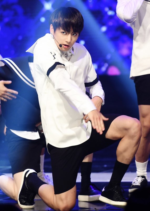 '근육질 소년' 방탄소년단 정국이 27일 오후 경기도 일산 동구 장항동 MBC 드림센터에서 열린 MBC 뮤직 '쇼챔피언'에서 멋진 무대를 선보이고 있다. 2015.5.27/뉴스1 © News1 권현진 기자