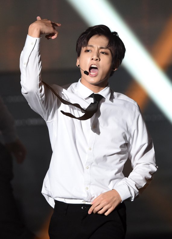 두근 두근 손짓. 방탄소년단 정국이 30일 오후 서울 상암동 SBS프리즘타워에서 생방송으로 열린 SBS MTV ‘더쇼 시즌4’(이하 더쇼)에 출연해 화려한 공연을 펼치고 있다. 201506.30/뉴스1 © News1 권현진 기자