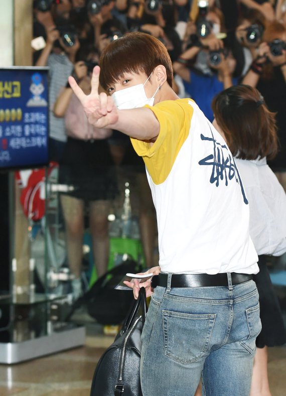 '여심저격 꽃브이' 방탄소년단 정국이 콘서트차 12일 오후 김포국제공항을 통해 일본 도쿄로 출국하며 사랑스러운 브이를 그리고 있다. 2016.8.12/뉴스1 © News1 권현진 기자