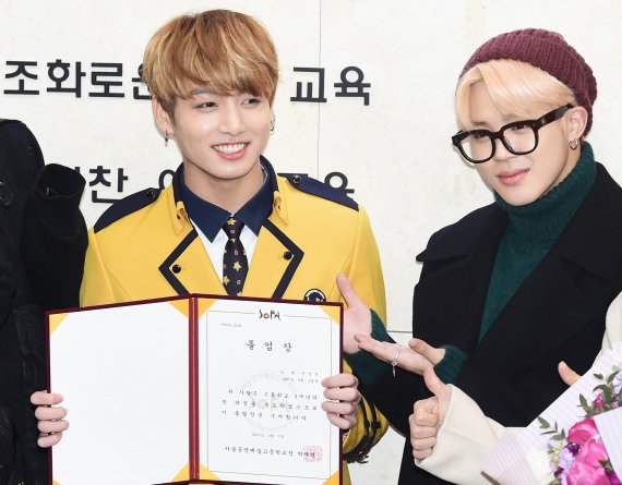 '설렘과 아쉬움 속 고등학교 졸업' 방탄소년단 정국(왼쪽)이 7일 오전 서울공연예술고등학교 졸업식에 참석해 지민의 축하를 받고 있다. 2017.2.7/뉴스1 © News1 권현진 기자
