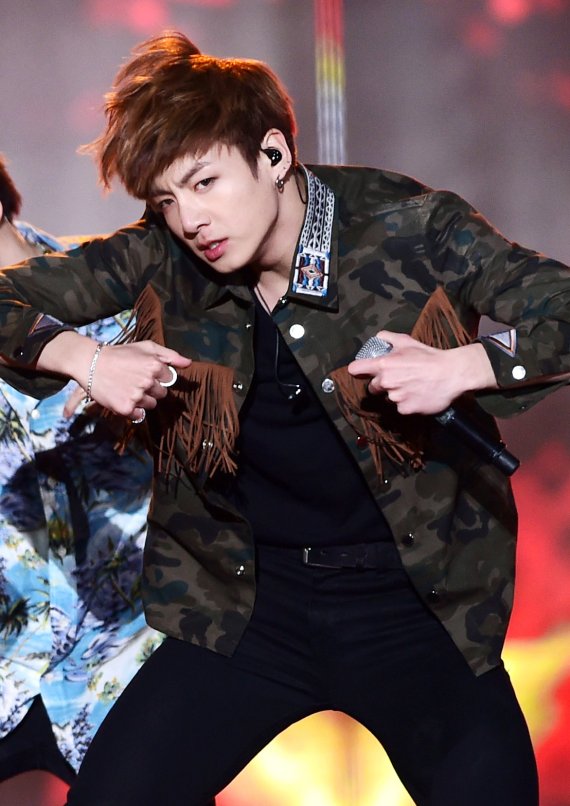 '섹시한 눈빛' 방탄소년단 정국이 8일 오후 서울 마포구 상암 문화 광장에서 열린 2016 DMC 페스티벌 '코리안 뮤직 웨이브'에 출연해 화려한 공연을 선보이고 있다. 2016.10.08/뉴스1 © News1 권현진 기자