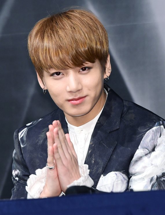 '한번 빠지면 헤어나올 수 없는 눈빛' 방탄소년단 정국이 10일 오전 서울 롯데호텔에서 열린 정규 2집 앨범 '윙스'(WINGS) 기자간담회에 참석해 인사를 하고 있다. 2016.10.10/뉴스1 © News1 권현진 기자