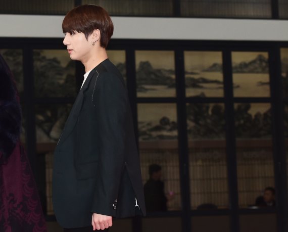 '한 폭의 화보' 방탄소년단(BTS) 정국이 29일 오후 서울 여의도 kbs에서 열린 ‘2016 kbs 가요대축제’에 참석하고 있다. 2016.12.19/뉴스1 © News1 권현진 기자