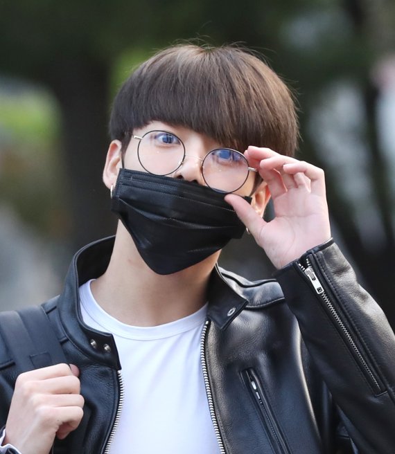 '멋짐 DNA 장착'방탄소년단(BTS) 정국이 22일 오전 서울 여의도 KBS 신관 공개홀에서 열린 KBS2 '뮤직뱅크'(뮤뱅) 리허설을 하기 위해 방송국으로 들어서며 인사를 하고 있다. 2017.9.22./뉴스1 © News1 권현진 기자