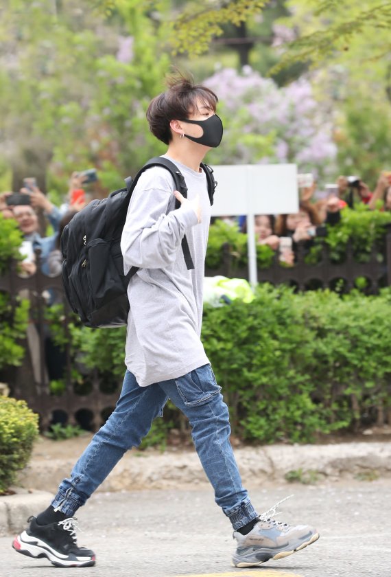 '앞으로 꽃길만' 방탄소년단(BTS) 정국이 19일 오전 서울 여의도 KBS에서 열린 KBS2 '뮤직뱅크'(뮤뱅) 리허설에 참석하고 있다. 2019.4.19/뉴스1 © News1 권현진 기자