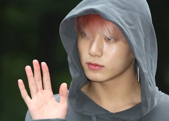 '독보적인 분위기' 방탄소년단(BTS) 정국이 31일 오전 서울 여의도 KBS 신관 공개홀에서 열린 KBS2 '뮤직뱅크'(뮤뱅) 리허설에 참석해 인사를 하고 있다. 2018.8.31/뉴스1 © News1 권현진 기자