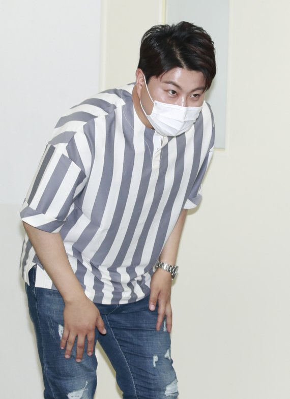 ‘미스터트롯’ 김호중이 18일 경기도 일산동구 한국노인인력개발원에서 열린 코로나19 감염병 예방을 위한 ‘손 소독제 기부물품 전달식’에 참석하고 있다. 2020.6.18./뉴스1 © News1 권현진 기자