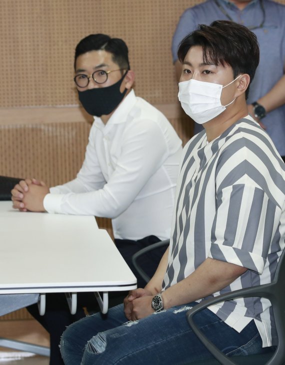 ‘미스터트롯’ 김호중과 이광득 대표(왼족)가 18일 경기도 일산동구 한국노인인력개발원에서 열린 코로나19 감염병 예방을 위한 ‘손 소독제 기부물품 전달식’에 참석해 식을 지켜보고 있다. 2020.6.18./뉴스1 © News1 권현진 기자