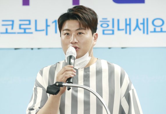 ‘미스터트롯’ 김호중이 18일 경기도 일산동구 한국노인인력개발원에서 열린 코로나19 감염병 예방을 위한 ‘손 소독제 기부물품 전달식’에 참석해 인사말을 하고 있다. 2020.6.18./뉴스1 © News1 권현진 기자