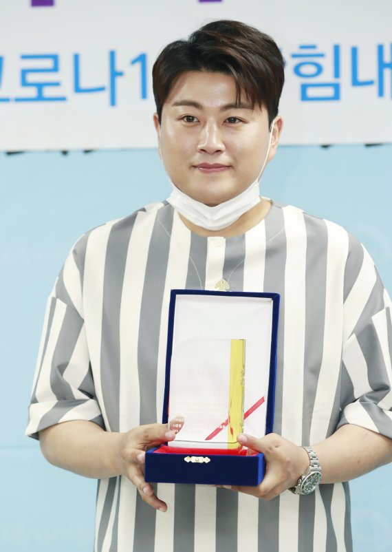‘미스터트롯’ 김호중이 18일 경기도 일산동구 한국노인인력개발원에서 열린 코로나19 감염병 예방을 위한 ‘손 소독제 기부물품 전달식’에 참석해 강익구 원장으로부터 감사패를 받은 뒤 미소를 짓고 있다. 2020.6.18./뉴스1 © News1 권현진 기자