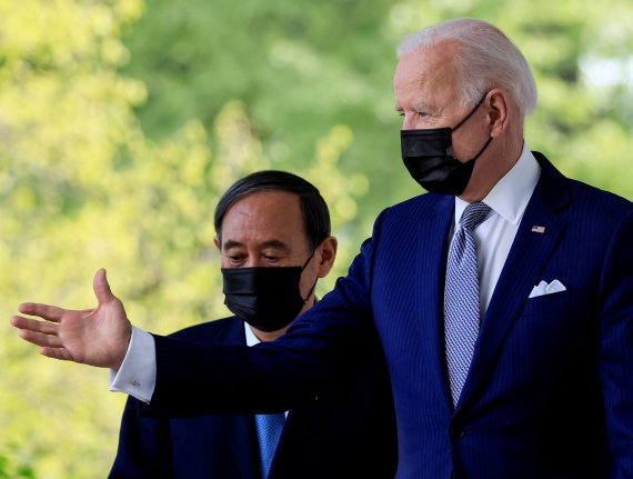 지난 4월 미국 워싱턴 백악관에서 조 바이든 미국 대통령과 스가 요시히데 일본 총리가 정상회담 후 공동 기자회견을 하기 위해 이동하고 있다. 로이터 뉴스1